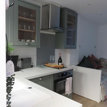 Modern Retreat - 5 minute walk to retail park! Apartment Oxley Park ภายนอก รูปภาพ